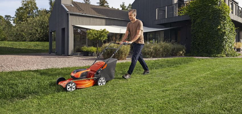 Husqvarna - Aku sekačka LC 247i (bez baterie a nabíječky)