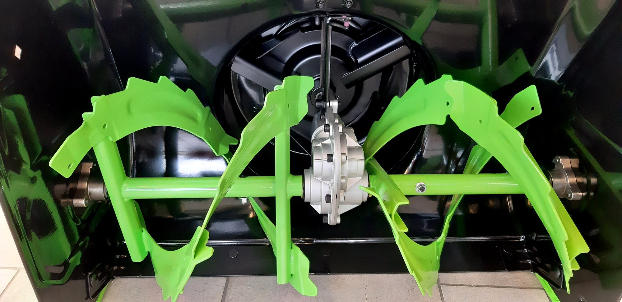 EGO - AKU dvoustupňová kolová sněhová fréza SNT2400E (bez baterie a nabíječky)